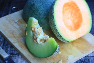 taze yeşil ve turuncu kavun karışımı