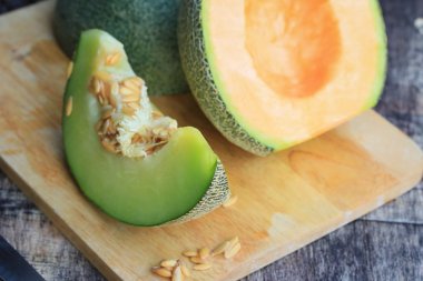 taze yeşil ve turuncu kavun karışımı