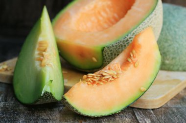 taze yeşil ve turuncu kavun karışımı