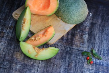 taze yeşil ve turuncu kavun karışımı