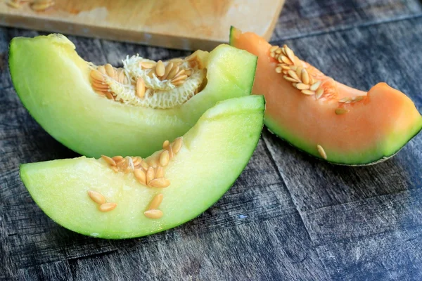 Blanda färska gröna och orange melon — Stockfoto