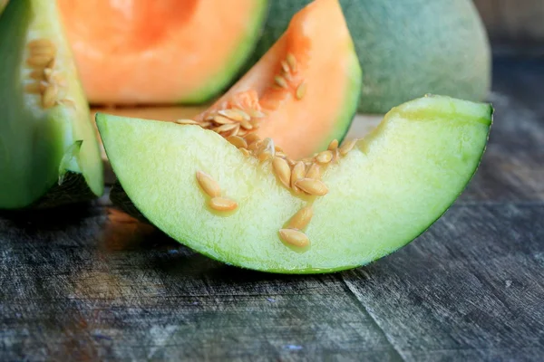 Keverjük össze a friss zöld és narancs dinnye — Stock Fotó