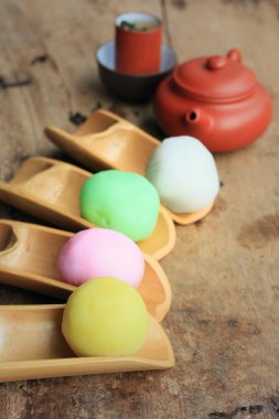 Mochi Japon tatlı kırmızı fasulye renkli ve sıcak çay