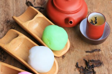 Mochi Japon tatlı kırmızı fasulye renkli ve sıcak çay