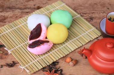 Mochi Japon tatlı kırmızı fasulye renkli ve sıcak çay