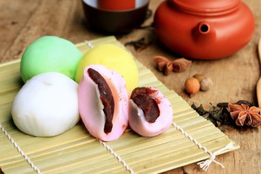 Mochi Japon tatlı kırmızı fasulye renkli ve sıcak çay