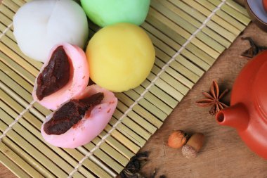 Mochi Japon tatlı kırmızı fasulye renkli ve sıcak çay