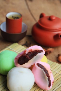 Mochi Japon tatlı kırmızı fasulye renkli ve sıcak çay
