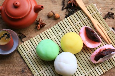 Mochi Japon tatlı kırmızı fasulye renkli ve sıcak çay