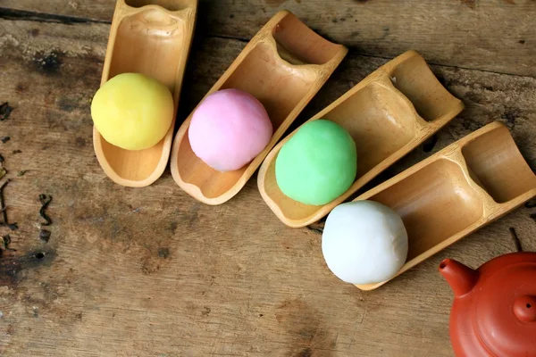 Mochi Japon tatlı kırmızı fasulye renkli ve sıcak çay