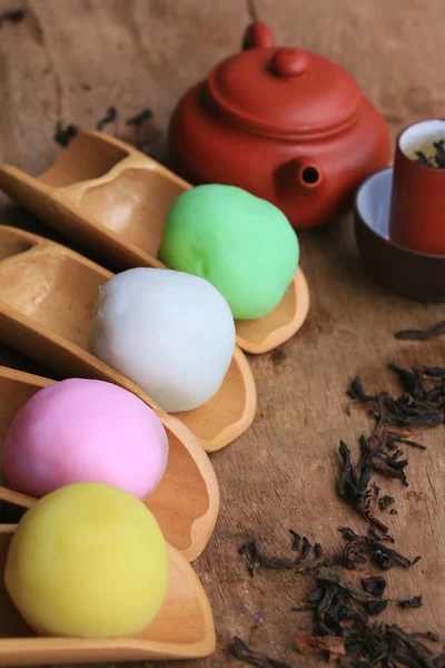 Mochi japanisches Dessert rote Bohnen bunt und heißer Tee — Stockfoto