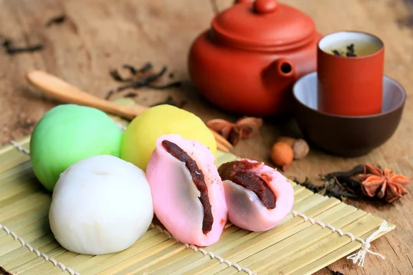 Mochi Japon tatlı kırmızı fasulye renkli ve sıcak çay