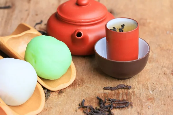 麻糬日本甜点红豆沙多彩和热的茶 — 图库照片