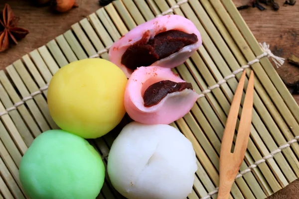 Mochi Japon tatlı kırmızı fasulye renkli — Stok fotoğraf