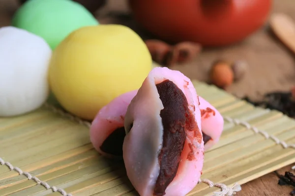 Mochi japonés postre frijol rojo colorido y té caliente — Foto de Stock