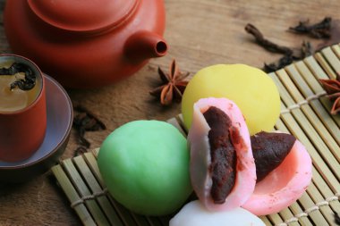 Mochi Japon tatlı kırmızı fasulye renkli ve sıcak çay