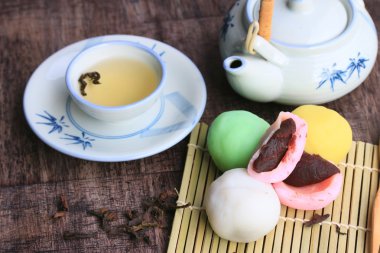 Mochi Japon tatlı kırmızı fasulye renkli ve sıcak çay