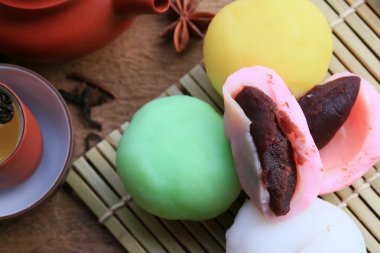 Mochi Japon tatlı kırmızı fasulye renkli ve sıcak çay
