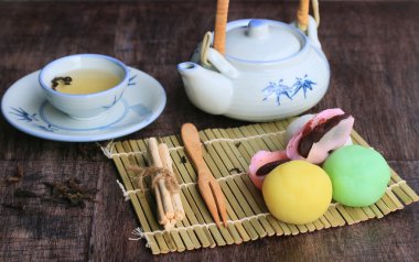 Mochi Japon tatlı kırmızı fasulye renkli ve sıcak çay