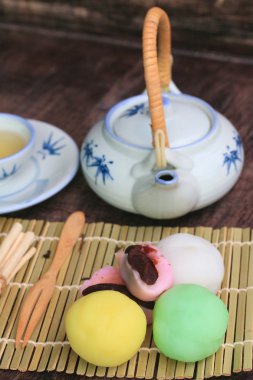 Mochi Japon tatlı kırmızı fasulye renkli ve sıcak çay