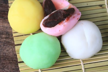 Mochi Japon tatlı kırmızı fasulye renkli ve sıcak çay