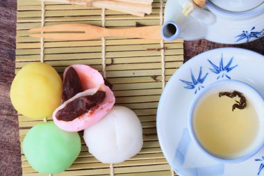 Mochi Japon tatlı kırmızı fasulye renkli ve sıcak çay