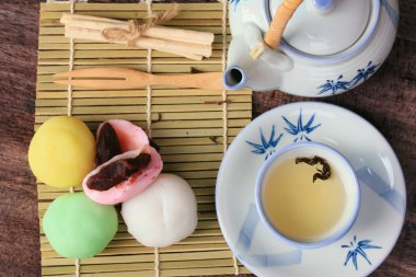 Mochi Japon tatlı kırmızı fasulye renkli ve sıcak çay
