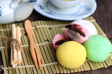 Mochi Japon tatlı kırmızı fasulye renkli ve sıcak çay