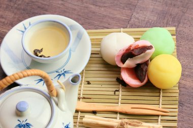 Mochi Japon tatlı kırmızı fasulye renkli ve sıcak çay