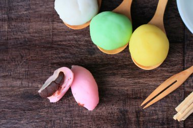 Mochi Japon tatlı kırmızı fasulye renkli ve sıcak çay