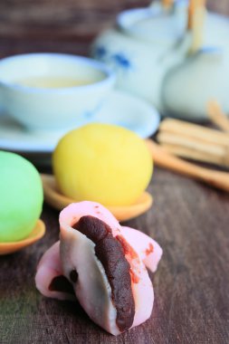 Mochi Japon tatlı kırmızı fasulye renkli ve sıcak çay