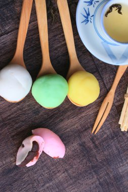 Mochi Japon tatlı kırmızı fasulye renkli ve sıcak çay