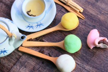 Mochi Japon tatlı kırmızı fasulye renkli ve sıcak çay