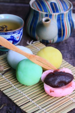 Mochi Japon tatlı kırmızı fasulye renkli ve sıcak çay