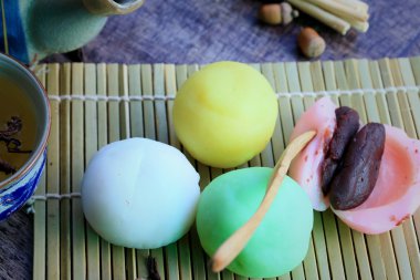 Mochi Japon tatlı kırmızı fasulye renkli ve sıcak çay