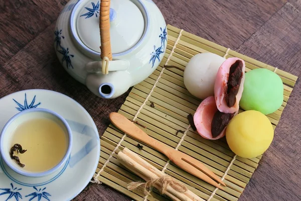 Японский десерт из моти с красной фасолью и горячим чаем — стоковое фото