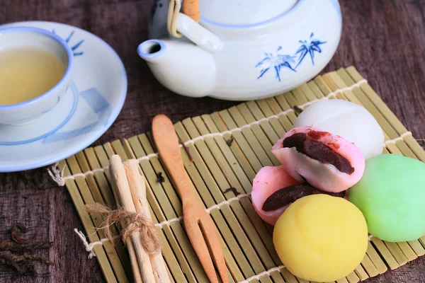 Mochi japanisches Dessert rote Bohnen bunt und heißer Tee — Stockfoto