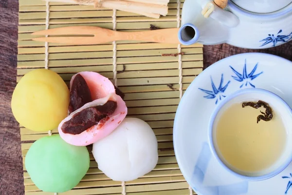 Mochi japanisches Dessert rote Bohnen bunt und heißer Tee — Stockfoto