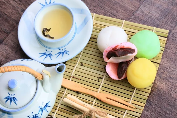 Mochi Japon tatlı kırmızı fasulye renkli ve sıcak çay — Stok fotoğraf