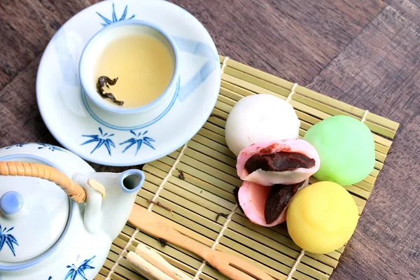 Mochi japansk dessert red bean färgstarka och varma te — Stockfoto