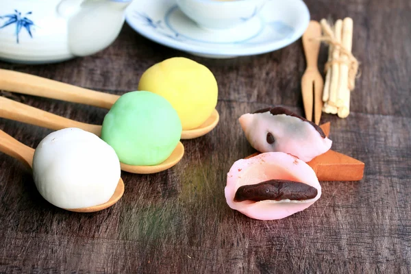 Mochi japanisches Dessert rote Bohnen bunt und heißer Tee — Stockfoto