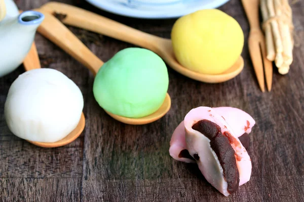 Mochi japansk dessert red bean färgstarka och varma te — Stockfoto