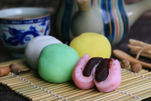 Моті японський десерт червоний бобова барвисті і гарячий чай — стокове фото