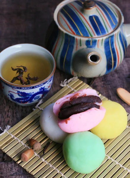 Mochi Japanse dessert red bean kleurrijke en hete thee — Stockfoto