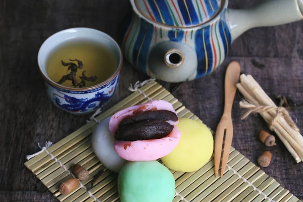 Mochi Japon tatlı kırmızı fasulye renkli ve sıcak çay