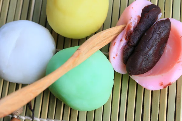 Mochi Japon tatlı kırmızı fasulye renkli — Stok fotoğraf