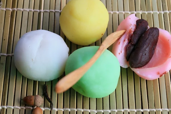 Mochi japonés postre rojo frijol colorido — Foto de Stock