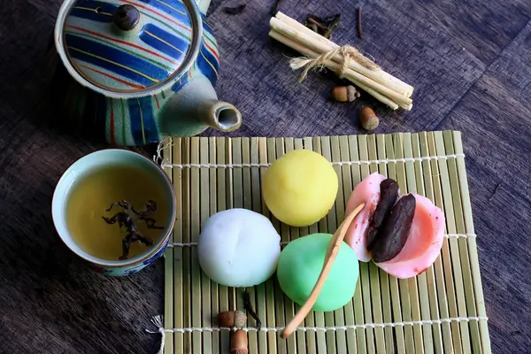 Mochi japońskiej deser czerwona fasola kolorowy i gorąca herbata — Zdjęcie stockowe