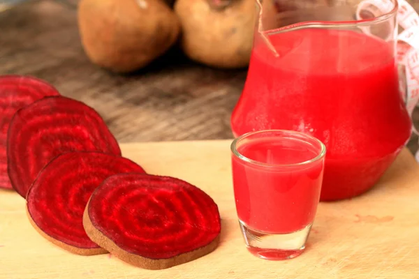 Remolacha fresca y zumo — Foto de Stock