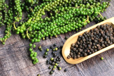 Taze yeşil biber tohumları ve kuru tahıl